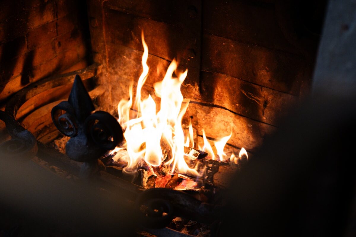 highland-reset-09-nomadic-highlands An open fire burning in the hearth